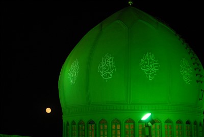 گنبد نور افشانی شده مسجد جمکران در شب